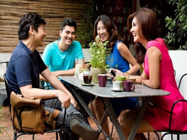 Trông thấy đang uống cà phê cùng bạn bè