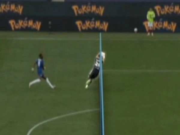 Giải đáp: Thủ môn có được bắt bóng ngoài vòng cấm địa?